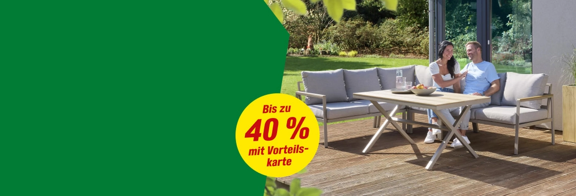 Bis zu 40 % mit Vorteilskarte. Zwei Personen sitzen auf Gartenmöbeln auf einer Terrasse.